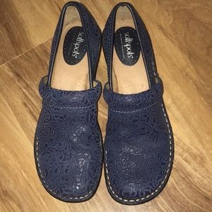 SoftSpots Peacock Nvy Larissa Clogs w/PillowTop